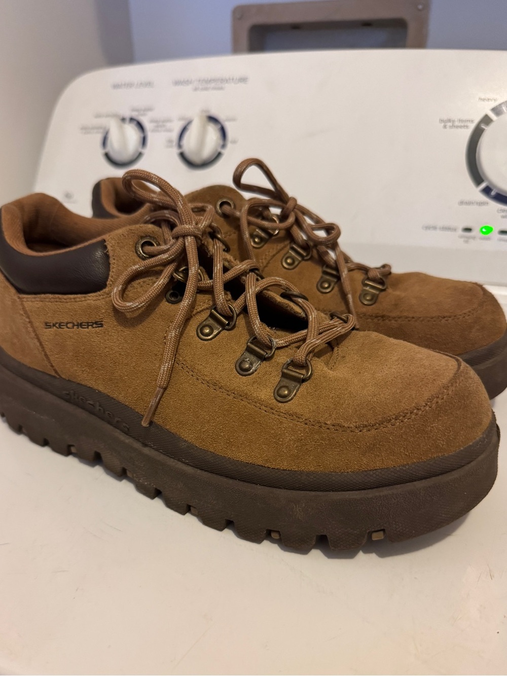 Skechers Shindigs Stompin boot, Tan suede, platform, size 8.5 48582